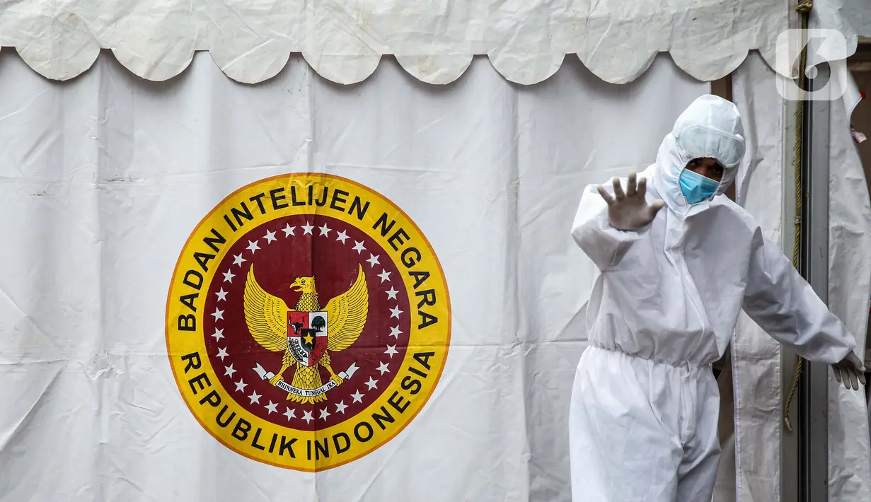 Petugas kesehatan berjaga saat swab test dan tes diagnostik cepat (rapid test) COVID-19 secara massal di Gedung KPU, Jakarta, Selasa (4/8/2020). (merdeka.com/Faizal Fanani)