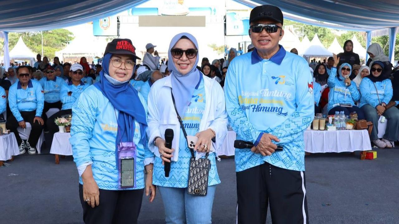 Ribuan Warga Meriahkan Fun Walk Harjad ke-75 Kalsel dan HUT ke-80 RI, Gubernur Muhidin Serahkan Hadiah Umrah