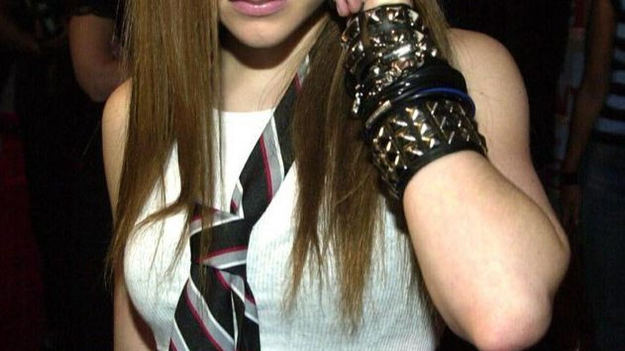 16. Dasi Kasual yang Dipopulerkan Avril Lavigne (2002)<br>