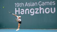 Petenis putri Indonesia, Janice Tjen yang berpasangan dengan Aldila Sutjiadi melepaskan service saat menghadapi wakil Chinese Taipei, Chan Hao Ching/Chan Yung Jan pada laga semifinal nomor ganda putri tenis Asian Games 2022 di Hangzhou Olympic Centre Tennis, Hangzhou, China, Kamis (28/9/2023) siang WIB. (NOC Indonesia/Hendri K Rahman)