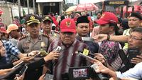 Komisioner Ombudsman Adrianus Meliala saat meninjau penataan pedagang kali lima (PKL) di kawasan Tanah Abang, Jakarta Pusat, Rabu (17/1/2018). (Liputan6.com/Hanz Jimenez Salim)