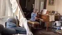 Seorang nenek mainkan lagu 'Auld Lang Syne' dengan piano saat rumahnya hancur akibat ledakan. (Sumber: Twitter/@Raefah)