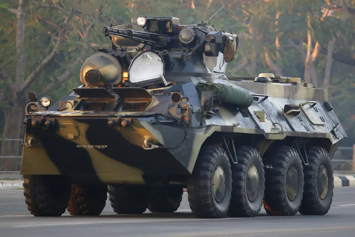 Militer Kerahkan Kendaraan Lapis Baja di Kota-Kota Myanmar