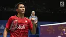 Tunggal Putra Indonesia, Jonatan Christie mengepalkan tangan saat laga melawan Hsu Jen Hao (Taiwan) di babak pertama Indonesia Open 2017 di Jakarta, Rabu (14/6). Jonatan sukses dengan skor 21-17 dan 21-15. (Liputan6.com/Helmi Fithriansyah)
