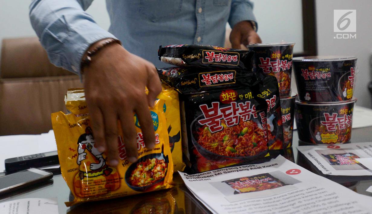 Mie instan Samyang ditunjukan saat konferensi pers di Jakarta, Rabu (21/6). Dalam keterangannya, Sales dan Marketing Manajer PT Korinus Endra Nirwana membantah kalau produknya mengandung minyak babi. (Liputan6.com/Pool)