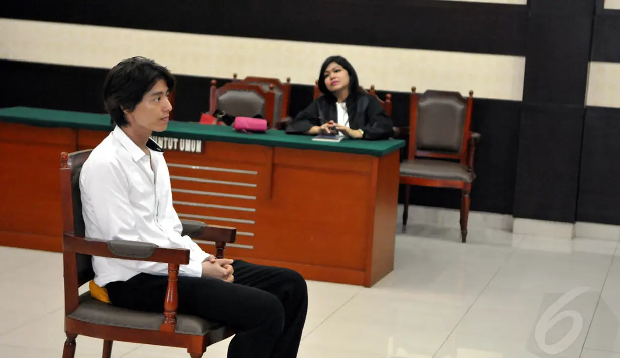 Roger akhirnya bisa bernapas lega setelah Majelis Hakim memutuskan jika Roger tidak dipenjara melainkan direhabilitasi (Liputan6.com/Panji Diksana)