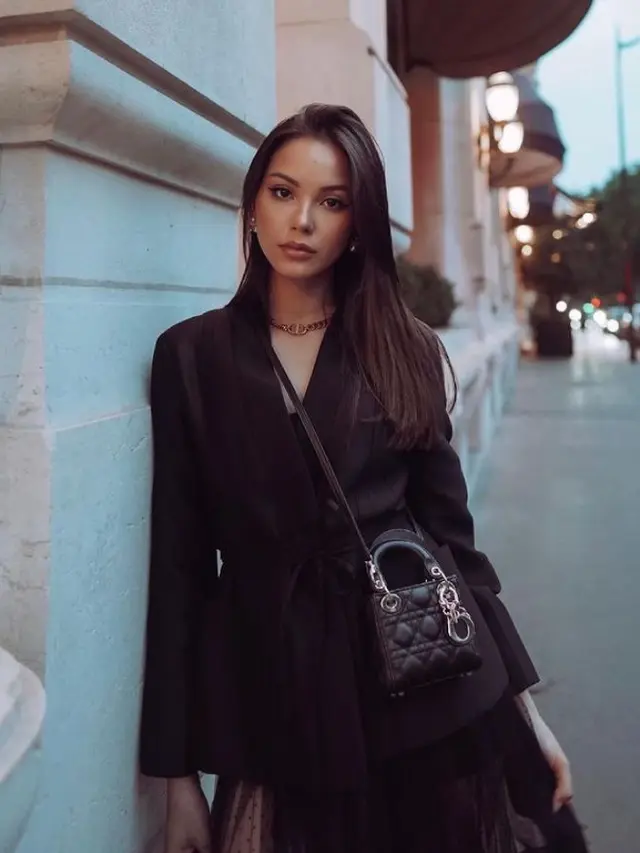 Selalu Tenteng Tas Branded, Intip 7 Potret OOTD Berkelas ala Alyssa Daguise