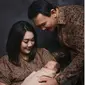 Ahok dan Puput Memakai Batik di Pemotretan Perdana Putra Mereka. foto: @fandy_the @fdphotography90. (dok.Instagram @fdphotography90/https://www.instagram.com/p/B7GXYVPBZlt/Henry)