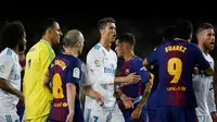 Barcelona dan Real Madrid harus puas bermain 2-2 pada laga pekan ke-36 La Liga Spanyol di Camp Nou, Senin (7/5/2018) dini hari WIB. (AP Photo/Manu Fernandez)