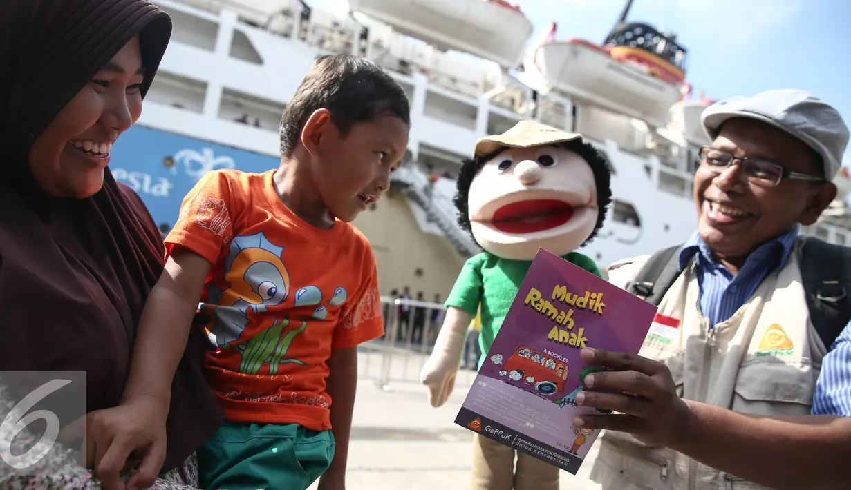 Seorang pendongeng yang tergabung dalam GePPUK menghibur pemudik anak-anak di Pelabuhan Tanjung Priuk, Jakarta, Kamis (30/6). Aksi pendongeng tersebut bertujuan untuk menghibur anak yang turut mudik. (Liputan6.com/Faizal Fanani)