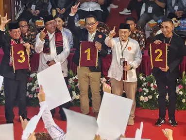 Para kandidat calon gubernur dan calon wakil gubernur DKI Jakarta menunjukkan hasil undian no urut pasangan calon pada Pemilihan Gubernur DKI Jakarta 2024 di Kantor Komisi Pemilihan Umum Daerah (KPUD) Jakarta, di Jalan Salemba Raya, Senen, Jakarta Pusat, Senin (23/9/2024). (Liputan6.com/Angga Yuniar)