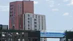 Kolam langit atau sky pool pertama di dunia dengan dasar kaca dan pemandangan dari ketinggian 115 kaki di atas jalanan London, Selasa (27/4/2021). Kolam langit atau sky pool yang membentang di antara dua blok flat mewah akan secara resmi dibuka pada 19 Mei 2021. (AP Photo/Frank Augstein)
