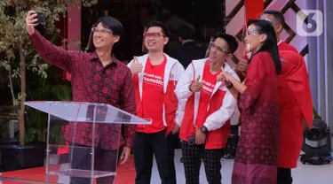 Direktur PT SRC Indonesia Sembilan (SRCIS) Henny Susanto (kanan), Komisaris Ivan Cahyadi (kiri) dan para pemilik toko SRC berswafoto dalam acara Festival SRC Indonesia secara virtual di Jakarta, Sabtu (19/12/2020). Festival di masa pandemi memasuki tahun ke-12. (Liputan6.com/HO/Ading)