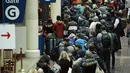 Wisatawan mengantre untuk naik kereta Regional Timur Laut di Union Station pada 21 Desember 2023 di Washington, DC. (Chip Somodevilla/Getty Images/AFP)