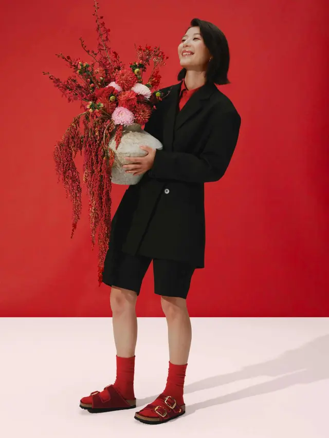 Birkenstock kali ini meluncurkan koleksi Lunar New Year special Edition warna merah. Dok, Birkenstock