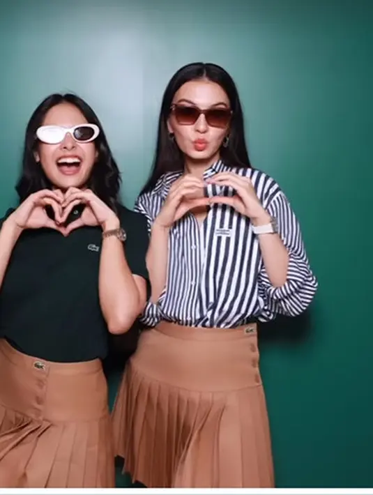 Raline Shah padukan kemeja bergaris dengan rok mini ruffle berwarna cokelat. Menampilkan kesan sporty dengan sedikit formal [@ralineshah]