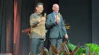 Menteri Kesehatan Budi Gunadi Sadikin bersama Duta Besar Belanda untuk Indonesia Lambert Grijns dalam acara Hari Raja Belanda di Erasmus Huis, Jakarta Selatan pada Rabu, 3 Mei 2023. (Liputan6.com/Alycia Catelyn)