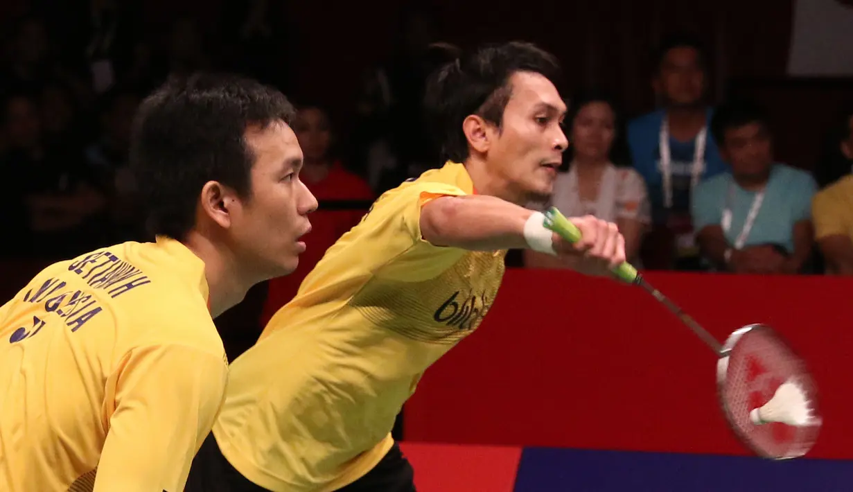 Aksi Mohammad Ahsan/Hendra Setiawan saat berhadapan dengan pasangan Tiongkok, Liu Xiaolong/Qiu Zihan. Minggu (16/8/2015). (Bola.com/Arief Bagus)