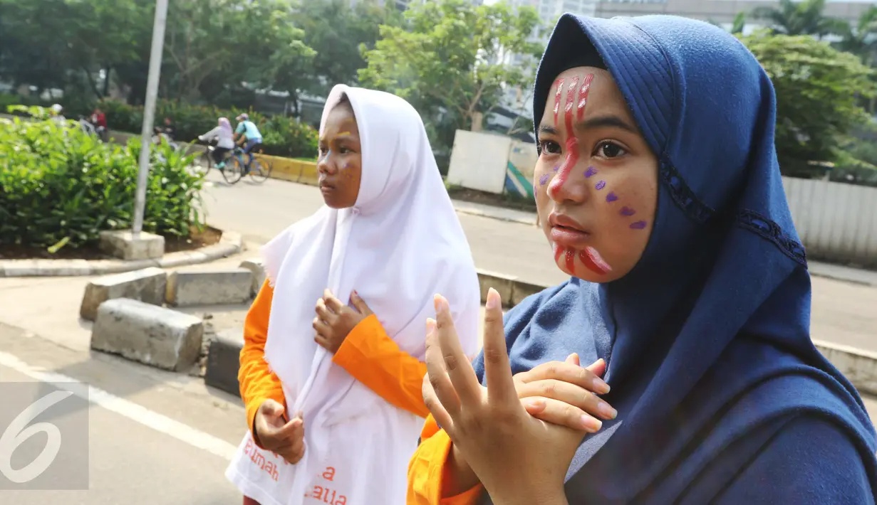 Ekspresi anak-anak dari Rumah Amalia saat mementaskan teater di CFD, Jakarta, Minggu (5/3). Aksi teater ini juga merupakan wujud teater sebagai terapi yang menjadikan manusia lebih santun, berakhlak mulia, menghormati orangtua. (Liputan6.com/Helmi Afandi)