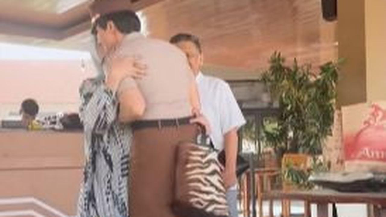 Fabiola tampak langsung cium tangan dan memeluk hangat sang bunda. <br>