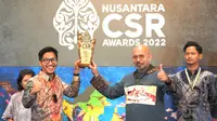 Chairman The La Tofi School of CSR, La Tofi (kedua kanan), menyerahkan Penghargaan Nusantara CSR Awards 2022 kepada Perwakilan Departemen Komunikasi dan Hukum PT Semen Gresik  Hendra, di Hotel Indonesia Kempinski, Jakarta. (Liputan6.com/HO)