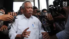 Menteri Pekerjaan Umum dan Perumahan Rakyat (PUPR) M Basuki Hadimuljono menjawab pertanyaan wartawan usai menjalani pemeriksaan sebagai saksi tersangka Bupati Halmahera Timur nonaktif Rudy Erawan di KPK, Jakarta, Senin (14/5). (Merdeka.com/Dwi Narwoko)