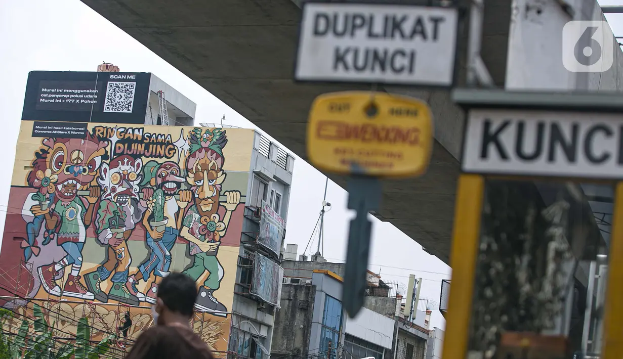 Seniman menyelesaikan pembuatan mural dalam acara Converse City Forest di Fatmawati, Jakarta, Sabtu (6/3/2021).  Mural digambar menggunakan cat khusus Grephenstone yang dapat menyerap polusi udara setara 177 pohon. (Liputan6.com/Faizal Fanani)