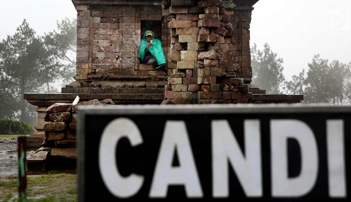 Warga berada di Candi Gedong Songo di lereng Gunung Ungaran, Bandungan, Kab. Semarang, Jawa Tengah, Senin (18/12). Sampai saat ini candi ini masih menjadi Daya Tarik masyarakat sendiri untuk mengisi waktu libur bersama keluarga. (Liputan6.com/Johan Tallo)