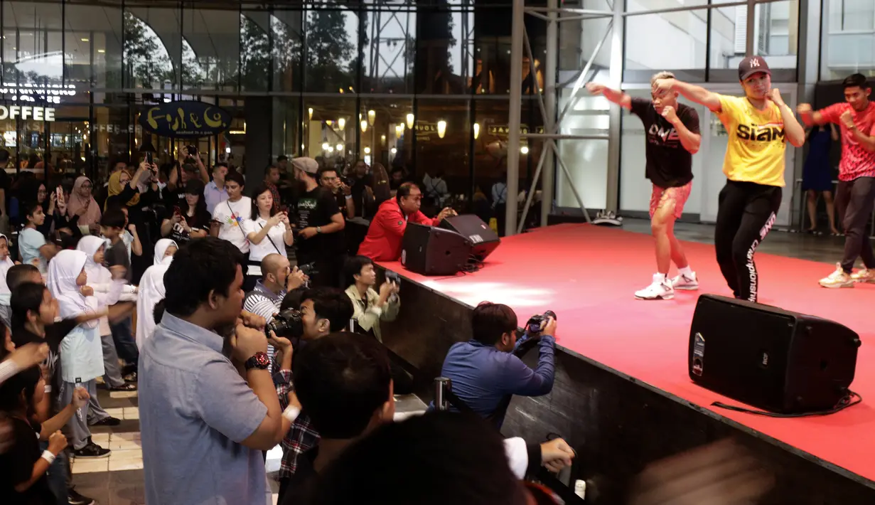 Petarung One Championship, Priscilla Hertati Lumban Gaol, saat acara meets and greet ONE Championship dan Timnas Indonesia di Gandaria City Mall, Jakarta, Sabtu (25/1). ONE Championship dan PSSI bersinergi untuk pengembangan atlet di Tanah Air. (Bola.com/Yoppy Renato)