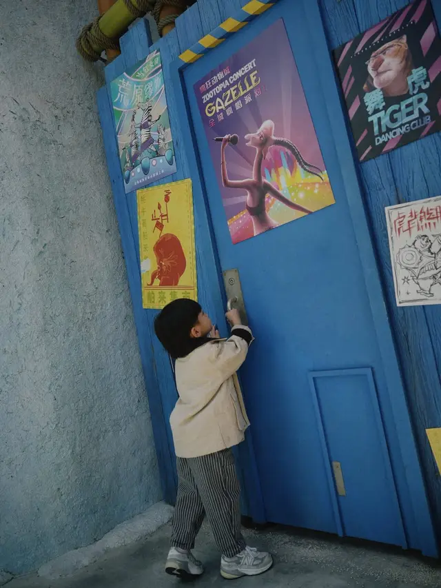 Bentuk Core Memory Anak, Nikita Willy dan Indra Priawan Kompak Ajak Anak Berpetualang di Zootopia dengan Busana Earth Tone