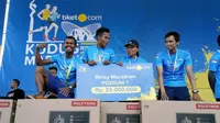 Jatim Fighter yang terdiri dari Sri Wahyuni, Dedy Yusuf, Ivon Sholihin, dan Ari Masrudi menjadi juara tiket.com Kudus Relay Marathon (TKRM) 2018 kategori relay marathon di Kudus, Minggu (21/10/2018). (dok. Istimewa)