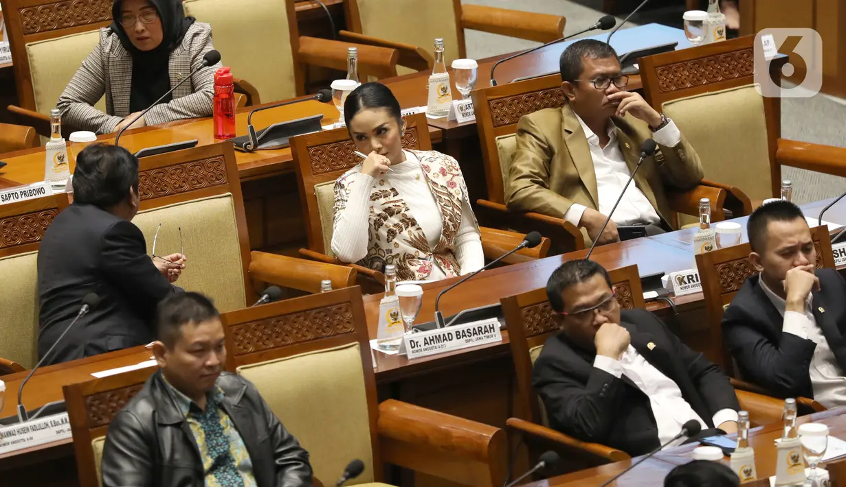 Anggota DPR sekaligus penyanyi, Krisdayanti mengikuti Rapat Paripurna pembukaan Masa Sidangan II 2019-2020 di Kompleks Parlemen, Senayan, Jakarta, Senin (13/1/2020). Agenda rapat paripurna adalah pidato pembukaan Masa Sidang II tahun 2019-2020 tersebut. (Liputan6.com/Johan Tallo)