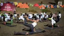 Peserta sedang latihan yoga di Ranu Kumbolo, Taman Nasional Bromo Tengger Semeru, Malang, Minggu (14/10). Kegiatan yang digelar dalam rangka Semen Indonesia Trail Run Camp sebagai ajang try out bagi 40 pelari dalam SMI Trail Run. (Liputan6.com/HO/Eko)