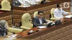 Menteri Desa, Pembangunan Daerah Tertinggal, dan Transmigrasi (Mendes PDTT) Abdul Halim Iskandar mengikuti rapat kerja dengan Komisi V DPR di Senayan, Jakarta, Senin (11/4/2022). Rapat membahas isu-isu terkait desa tertinggal serta rekruitmen Tenaga Pendamping Desa. (Liputan6.com/Angga Yuniar)