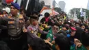 Massa mahasiswa terlibat aksi dorong dengan petugas kepolisian saat aksi BEM UI  di Jalan MH Thamrin, Jakarta, Selasa, 18 Agustus 2026. (KLY/ Arie Basuki)