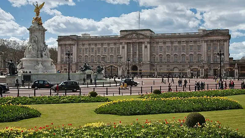 Istana Buckingham (Sumber: Wikimedia Commons)