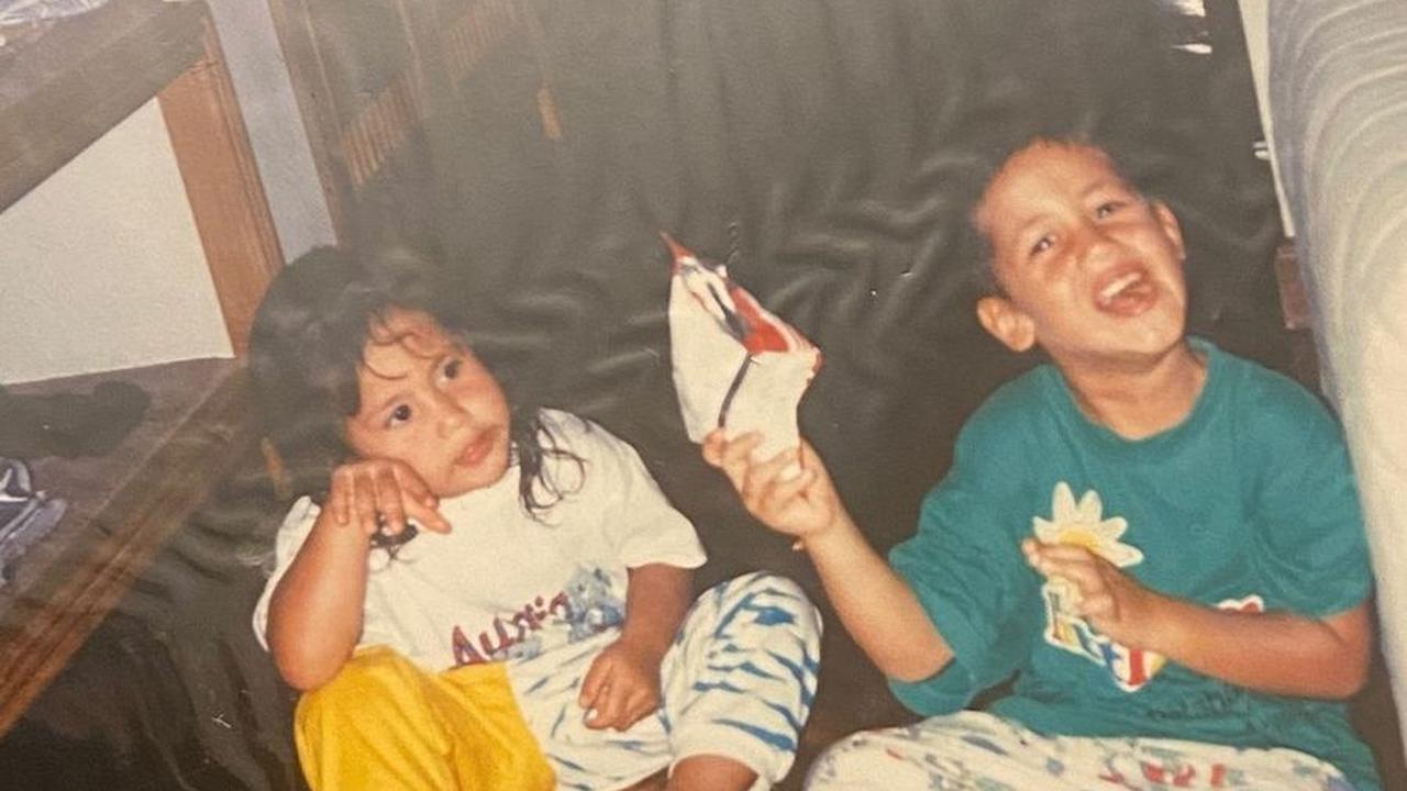 Dalam foto masa kecil bersama saudaranya, Pevita Pearce terlihat imut dengan celana kuning biru loreng yang membuatnya tampak menggemaskan.<br>