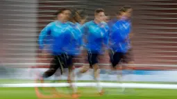 Pemain Dinamo Zagreb berlatih jelang bertanding melawan Arsenal dalam laga Liga Champions di Stadion Emirates, London, (23/11/2015). (AFP Photo/Adrian Dennis)