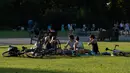 Warga menikmati sinar matahari di Taman Bunga Ratu Mary di Regent's Park di London pada 25 Juni 2020. Inggris pada Kamis (25/6) mengalami hari terpanasnya tahun ini hingga sejauh ini, dengan suhu mencapai 33,3 derajat Celsius di Bandara Heathrow, menurut badan meteorologi. (Xinhua/Han Yan)