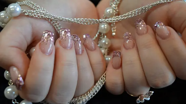 Ilustrasi Kuku warna glitter