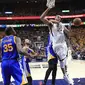 Pebasket Utah Jazz Rudy Gobert (tengah) idilanggar oleh JaVale McGee dari Golden State Warriors pada Semifinal Wilayah Barat NBA. (EPA/George Frey)