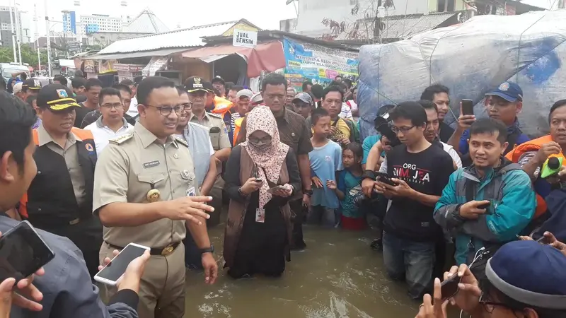 Anies Baswedan meninjau korban banjir Jakarta.