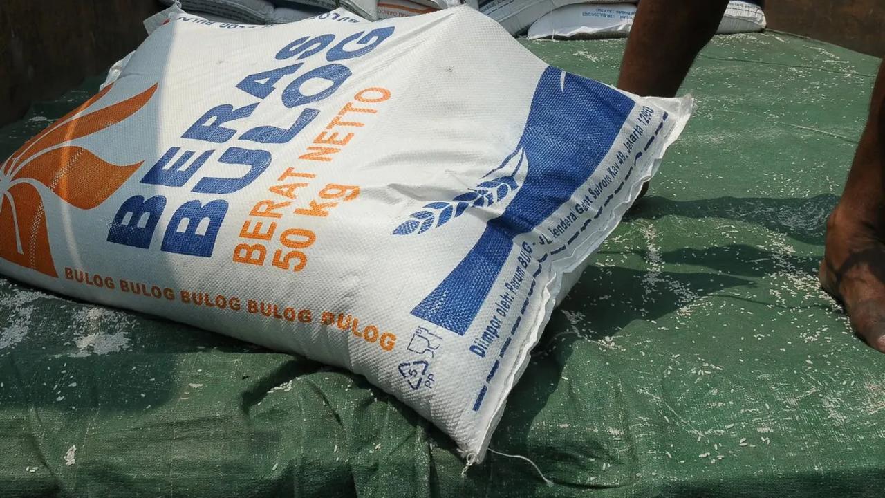 Perum Bulog telah memastikan pasokan cadangan beras pemerintah (CBP) di gudang masih aman hingga panen raya 2024.<br><br>Saat ini pasokan beras yang dikuasai Bulog mencapai 1,7 juta ton.