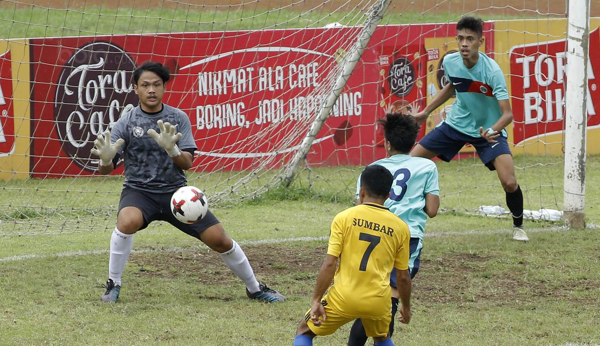 Kiper UM, Trengginas, berusaha menangkap bola saat pertandingan melawan UNP pada laga Torabika Cup 2017 di Stadion Cakrawala, Malang, Rabu (22/11/2017). UM menang 2-1 atas UNP. (Bola.com/M Iqbal Ichsan)