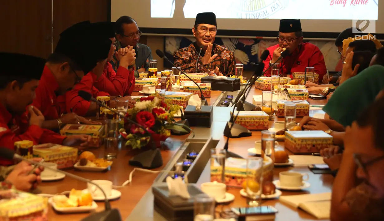 Pertemuan Ketua Umum ICMI, Jimly Asshiddiqie dengan Sekretaris Jenderal DPP PDI Perjuangan Hasto Kristiyanto di kantor ICMI, Jakarta, Rabu (13/12). Kunjungan itu dalam rangka menjalin silaturahmi. (Liputan6.com/Angga Yuniar). (Liputan6.com/Angga Yuniar)