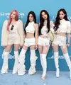 Keempat member aespa, yaitu Karina, Winter, Ningning, dan Giselle, tampil serasi dalam balutan busana futuristik serba putih yang mencerminkan identitas grup mereka. Dengan gaya yang menawan, mereka siap membawakan lagu "Whiplash" versi Inggris, yang semakin menambah antusiasme para penggemar. [@billboard].