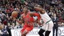 Pebasket Chicago Bulls, Kris Dunn, berusaha melewati pebasket Boston Celtics, Jaylen Brown, pada laga NBA di Stadion United Center, Selasa (6/3/2018). Celtics menang 105-89 atas Bulls. (AP/Charles Rex Arbogast)