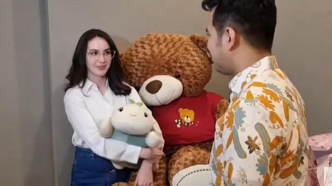 6 Potret Cantik Arumi Bachsin Dapat Kejutan Ulang Tahun ke-31 dari Emil Dardak, Dapat Kado Buket Bunga hingga Boneka Raksasa