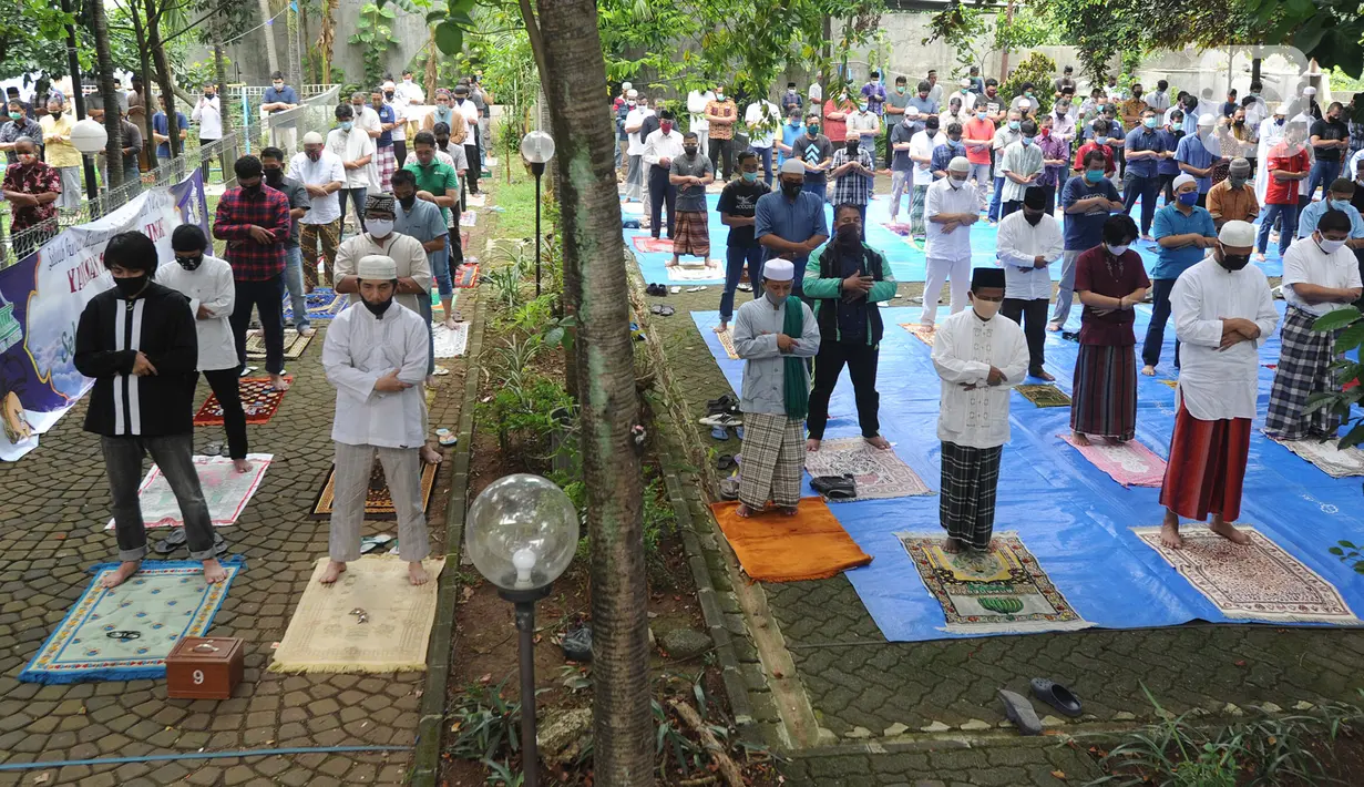 Warga melaksanakan salat Jumat berjemaah di Masjid Raya Cinere, Depok, Jumat (5/6/2020). Umat muslim di sejumlah wilayah Jabodetabek menunaikan salat Jumat perdana dengan menerapkan protokol pencegahan COVID-19 setelah dua bulan kegiatan ibadah di masjid ditiadakan. (merdeka.com/Arie Basuki)