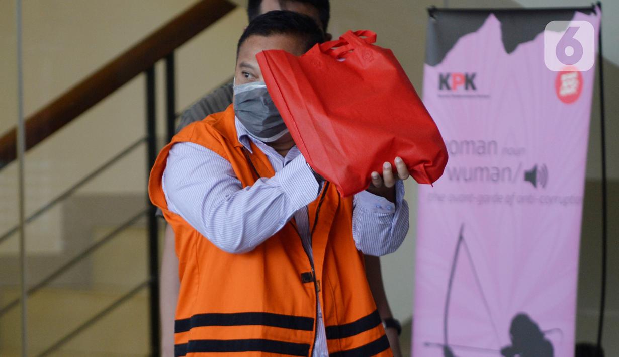 Mantan Kalapas Klas I Sukamiskin Bandung Deddy Handoko berusaha menutupi wajahnya usai pemeriksaan di Gedung KPK, Jakarta, Kamis (4/6/2020). Deddy diperiksa sebagai tersangka kasus dugaan suap terkait pemberian fasilitas atau perizinan keluar di Lapas Sukamiskin Bandung. (merdeka.com/Dwi Narwoko)